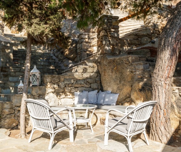 STUDIO WITH GARDEN VIEW